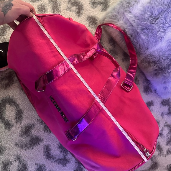 Victoria’s Secret extra large pink duffel bag NWOT - like new, never used! - Picture 5 of 9